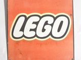 une pancarte portant l'inscription « Lego » sur un mur blanc