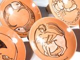 quatre assiettes en céramique ornées de dessins d'animaux sur fond blanc