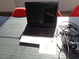 un ordinateur portable posé sur une table en bois