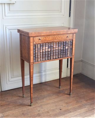 une petite table en bois sur laquelle sont posés des livres