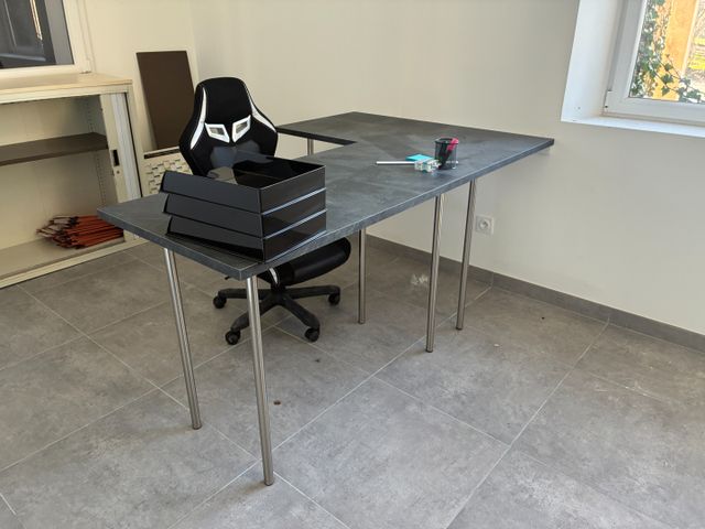 Mobilier de bureau de fabrication artisanale : table d’angle pièt...
