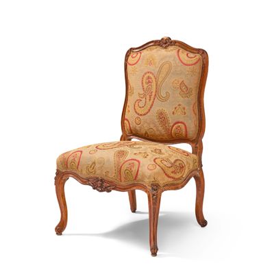 CHAISE DE SALON en hêtre mouluré, de forme mouvementée.
