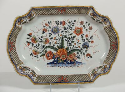 ROUEN. Plat en faïence à décor floral polychrome.