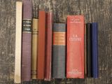 plusieurs vieux livres sont alignés sur une table en bois