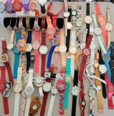 beaucoup de montres posées sur une table