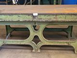 une vieille table verte avec un plateau en bois, dans une pièce