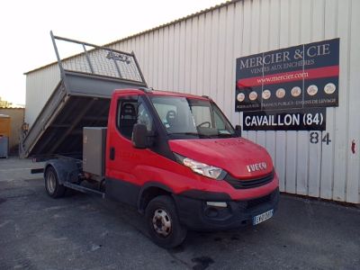 un camion rouge garé devant un bâtiment