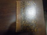 un livre posé sur une table à côté d'une souris
