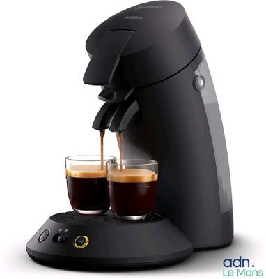 la machine à café a deux tasses de café devant elle