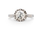 une bague en or blanc sertie d'un diamant rond taille brillant