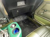 un tableau de bord de voiture vert et noir avec un porte-gobelet vert
