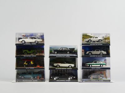 cinq modèles de voitures différents exposés dans une vitrine