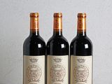 trois bouteilles de vin posées sur une table en bois