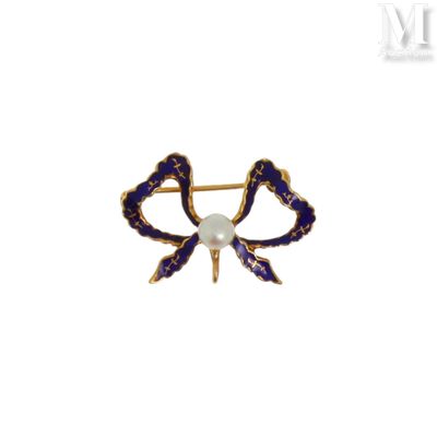 Gros plan sur une broche contenant une perle