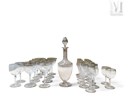 un groupe de verres à vin et une carafe sur une table