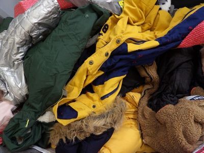 un tas de vêtements et d'ours en peluche dans une valise