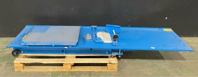 an image of a blue table sitting on top of a wooden pallet