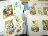 un lot de vieilles cartes postales posées sur une table