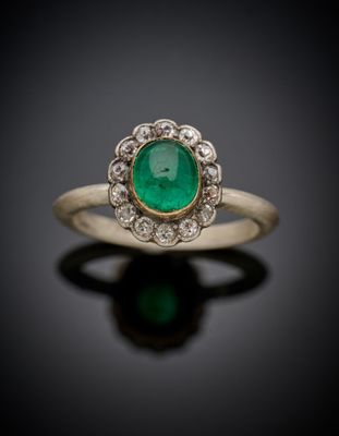 une bague à grappes d'émeraudes et de diamants