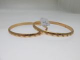 paire de bracelets de couleur or, avec des inscriptions gravées de chaque côté