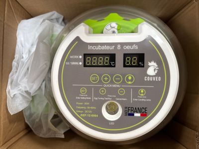 une boîte dans laquelle se trouve une horloge