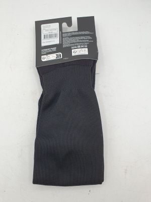 l'envers d'une paire de chaussettes noires sur une surface blanche