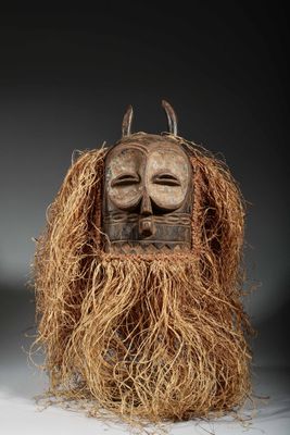 une image représentant un masque en bois avec une longue barbe et une moustache