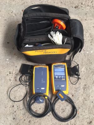 un sac jaune et noir contenant des fils et des outils