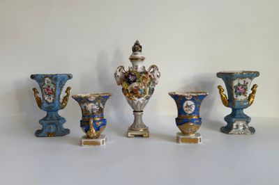 cinq vases posés sur une table