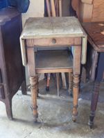 LOT DE PETITS MEUBLES comprenant table à écrire, sellette, t… (photo 4)