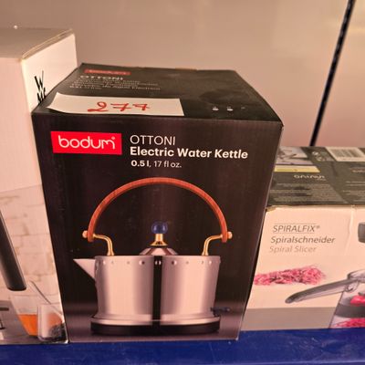 une boîte sur laquelle est posée une bouilloire, posée sur une table