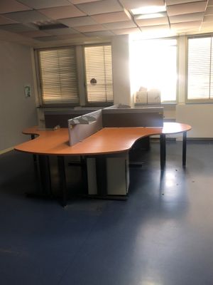 un bureau vide avec un bureau et une fenêtre