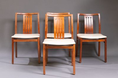 trois chaises en bois placées les unes à côté des autres sur une surface grise