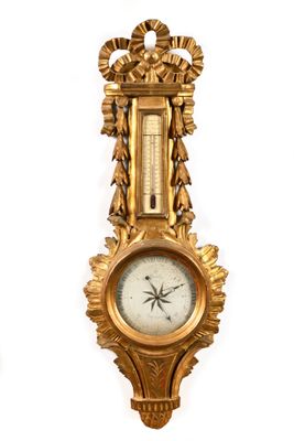 deux horloges accrochées au mur l'une à côté de l'autre