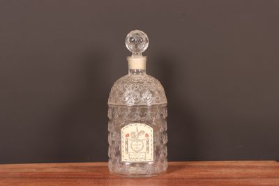 une vieille bouteille d'alcool posée sur une table en bois