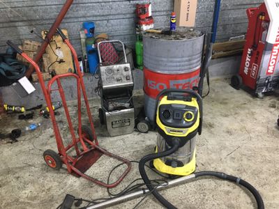 une photo d'un aspirateur et d'autres outils dans un garage