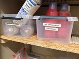 une étagère sur laquelle se trouvent de nombreux objets variés