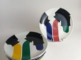 trois assiettes à motifs différents posées sur une surface blanche