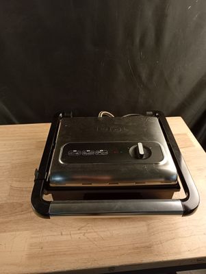 une photo d'un grille-pain posé sur une table en bois