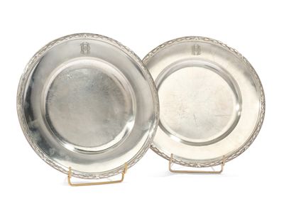 ODIOT PARIS Paire de plat de présentation en argent de forme…