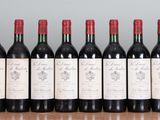 six bouteilles de vin rouge alignées sur une table