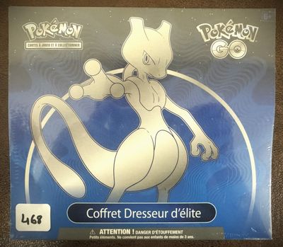 gros plan d'une boîte de cartes pokemon sur une table