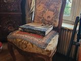 une chaise sur laquelle est posé un livre, devant une fenêtre