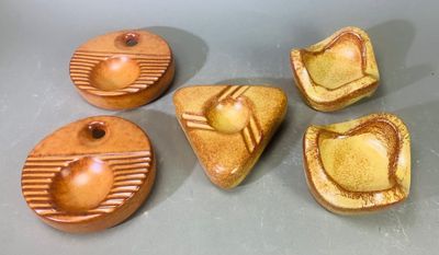 plusieurs pièces de poterie posées sur une table les unes à côté des autres