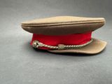 une image représentant un chapeau rouge entouré d'une corde