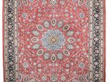 un tapis rouge et noir à motifs floraux