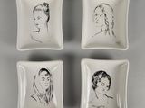 quatre assiettes carrées ornées de dessins en noir et blanc représentant des femmes