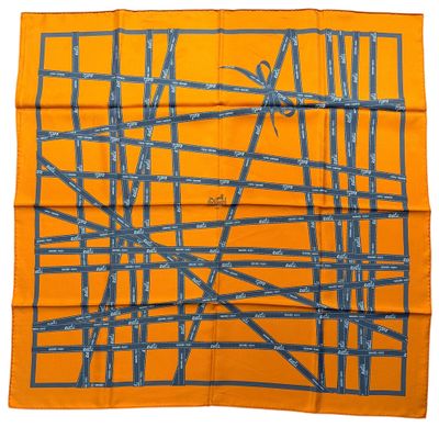 une image représentant une écharpe jaune ornée de lignes bleues et de ciseaux