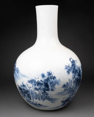 un vase bleu et blanc posé sur une table
