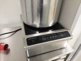 une casserole en argent posée sur une cuisinière en argent